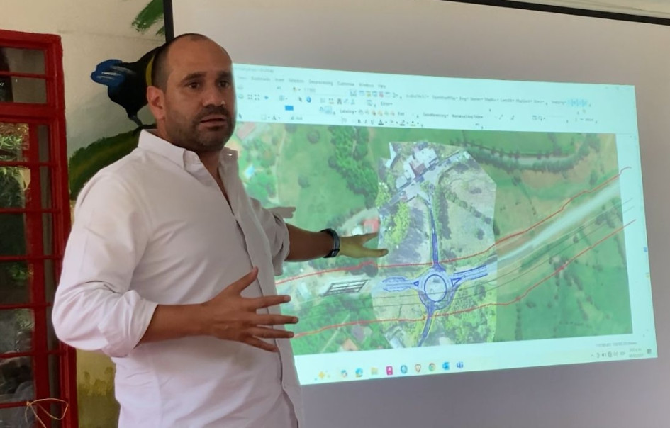 Santiago Pérez, gerente de la Concesión Pacífico Tres, durante la socialización de la glorieta que se construirá en Las Margaritas, en Risaralda (Caldas). Santiago Pérez, gerente de la Concesión Pacífico Tres, durante la socialización de la glorieta que se construirá en Las Margaritas, en Risaralda (Caldas).