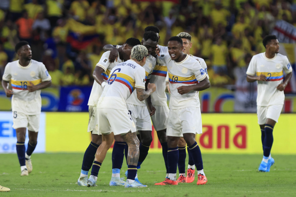 El exjugador del Once Caldas Luis Sinisterra (dorsal 18) marcó el 4-0 definitivo de Colombia contra Chile. Dávinson Sánchez, Luis Díaz y Jhon Jáder Durán marcaron los otros tantos del partido. El exjugador del Once Caldas Luis Sinisterra (dorsal 18) marcó el 4-0 definitivo de Colombia contra Chile. Dávinson Sánchez, Luis Díaz y Jhon Jáder Durán marcaron los otros tantos del partido.