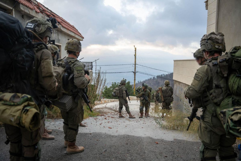 Soldados israelíes patrullan una población en el sur del Líbano. Israel bombardeó durante la noche la mezquita aledaña al hospital Salah Ghandour de Bint Jbeil. Soldados israelíes patrullan una población en el sur del Líbano. Israel bombardeó durante la noche la mezquita aledaña al hospital Salah Ghandour de Bint Jbeil.