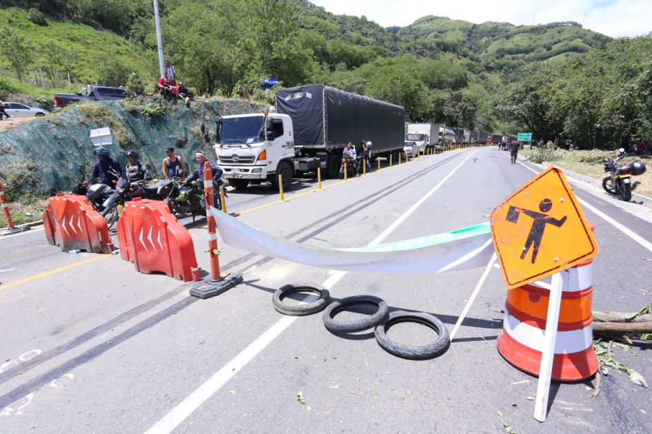 En la vía Manizales - Medellín los mineros que están realizando el paro desde ayer han dado paso a los vehículos intermitentemente. En la vía Manizales - Medellín los mineros que están realizando el paro desde ayer han dado paso a los vehículos intermitentemente.
