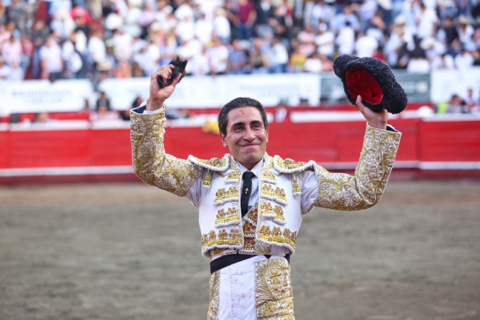 Vuelta al ruedo de Eduardo Contreras tras cortar la oreja al cuarto novillo de la tarde. Vuelta al ruedo de Eduardo Contreras tras cortar la oreja al cuarto novillo de la tarde.