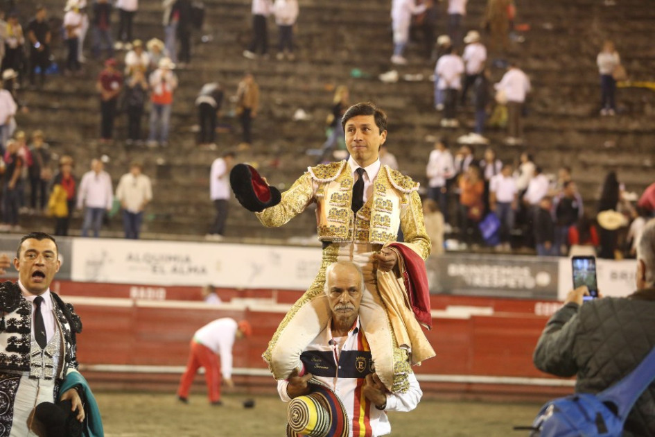 El torero de Ubaté Manuel Libardo obtuvo su cupo para la Feria de Manizales tras cortarle dos orejas al toro Abanderado de 584 kg de la ganadería de Ernesto Gutiérrez. Fue reconocido como el mejor torero la temporada de Toros y Ciudad. El torero de Ubaté Manuel Libardo obtuvo su cupo para la Feria de Manizales tras cortarle dos orejas al toro Abanderado de 584 kg de la ganadería de Ernesto Gutiérrez. Fue reconocido como el mejor torero la temporada de Toros y Ciudad.