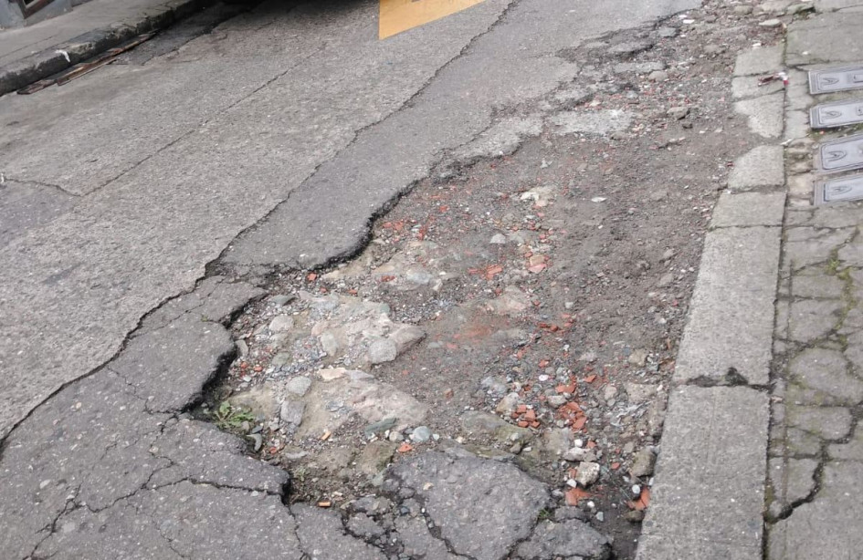 Foto | Freddy Arango | LA PATRIA Este es el roto que afecta la movilidad del sector, según vecinos afectados. Foto | Freddy Arango | LA PATRIA Este es el roto que afecta la movilidad del sector, según vecinos afectados.