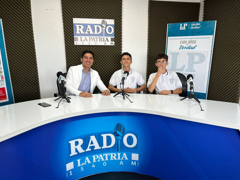 El docente, Andrés Mauricio Murcia Ramírez y los estudiantes Miguel Ángel Franco del grado noveno y Juan Jacobo Aristizábal Arias del grado once del Colegio de Cristo.