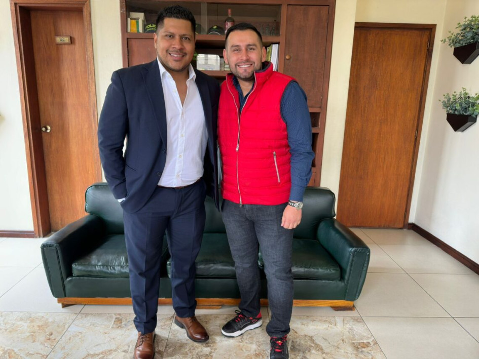 El nuevo director, Juan Sebastián Velasco con el secretario de Educación de Caldas, Luis Herney Vargas. El nuevo director, Juan Sebastián Velasco con el secretario de Educación de Caldas, Luis Herney Vargas.