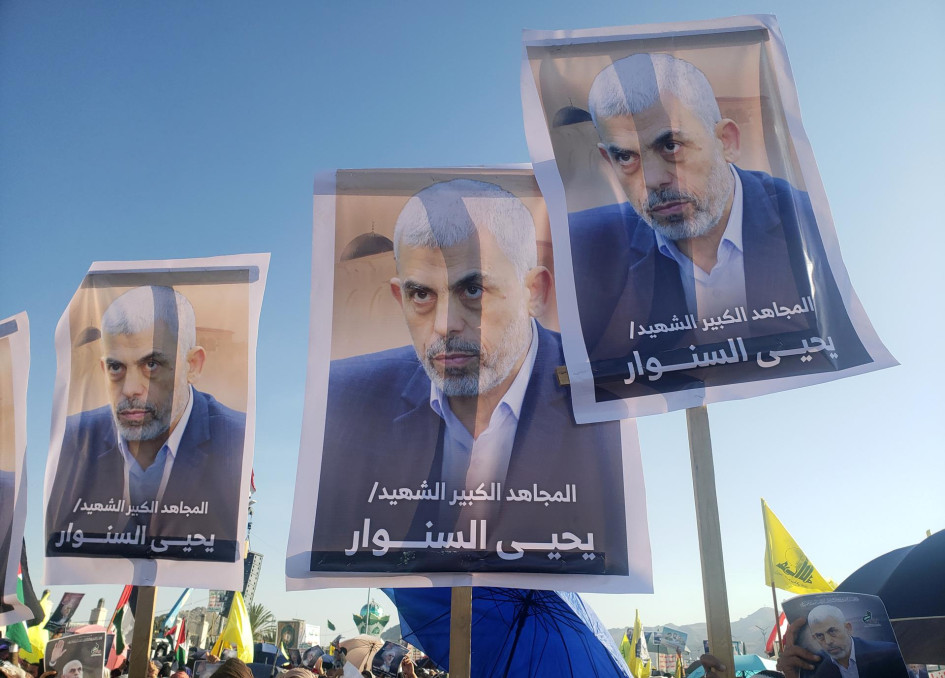 Los partidarios de los hutíes sostienen pancartas que muestran al fallecido líder de Hamás, Yahya Sinwar, durante una manifestación en solidaridad con el pueblo libanés y palestino. Los partidarios de los hutíes sostienen pancartas que muestran al fallecido líder de Hamás, Yahya Sinwar, durante una manifestación en solidaridad con el pueblo libanés y palestino.