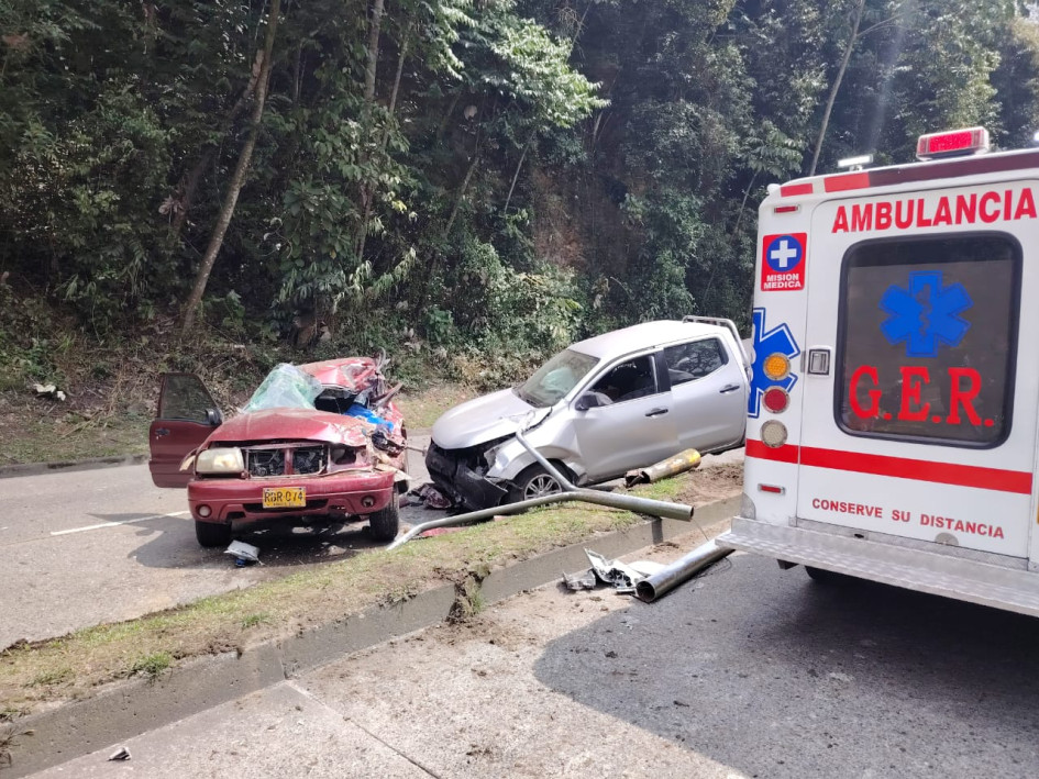 Los dos carros chocaron en el sector del vivero contiguo al Bosque Popular El Prado, de Manizales. Los dos carros chocaron en el sector del vivero contiguo al Bosque Popular El Prado, de Manizales.