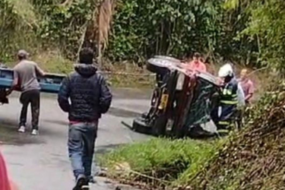 carro volcado en la vía Manizales - La Cabaña Así quedó el vehículo que se volcó en la vía Manizales - La Cabaña