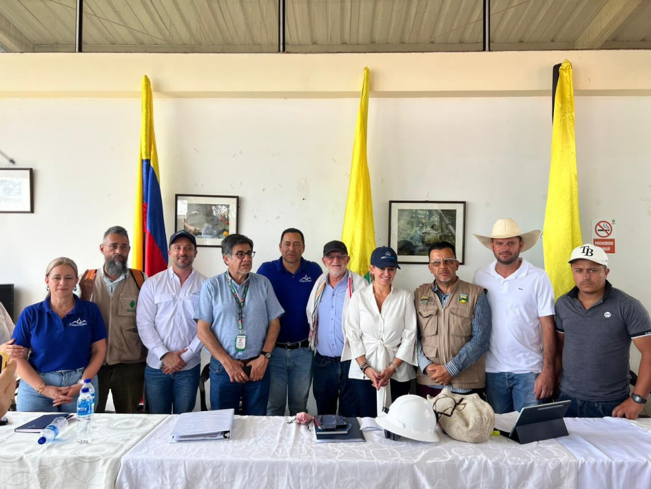Participantes de la mesa de diálogo en la casa de la cultura del municipio de Marmato (Caldas), en el sector de El Llano, donde se pactaron los acuerdos este sábad