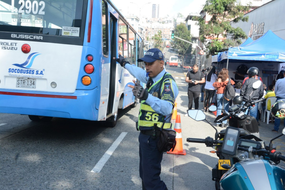 Agente de tránsito controlando el tráfico en Manizales Agente de tránsito controlando el tráfico en Manizales
