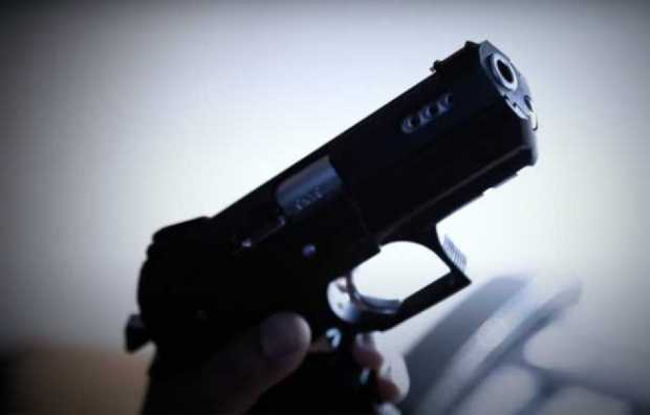 El desconocido accionó el arma contra un grupo de personas y la mujer resultó lesionada. El desconocido accionó el arma contra un grupo de personas y la mujer resultó lesionada.