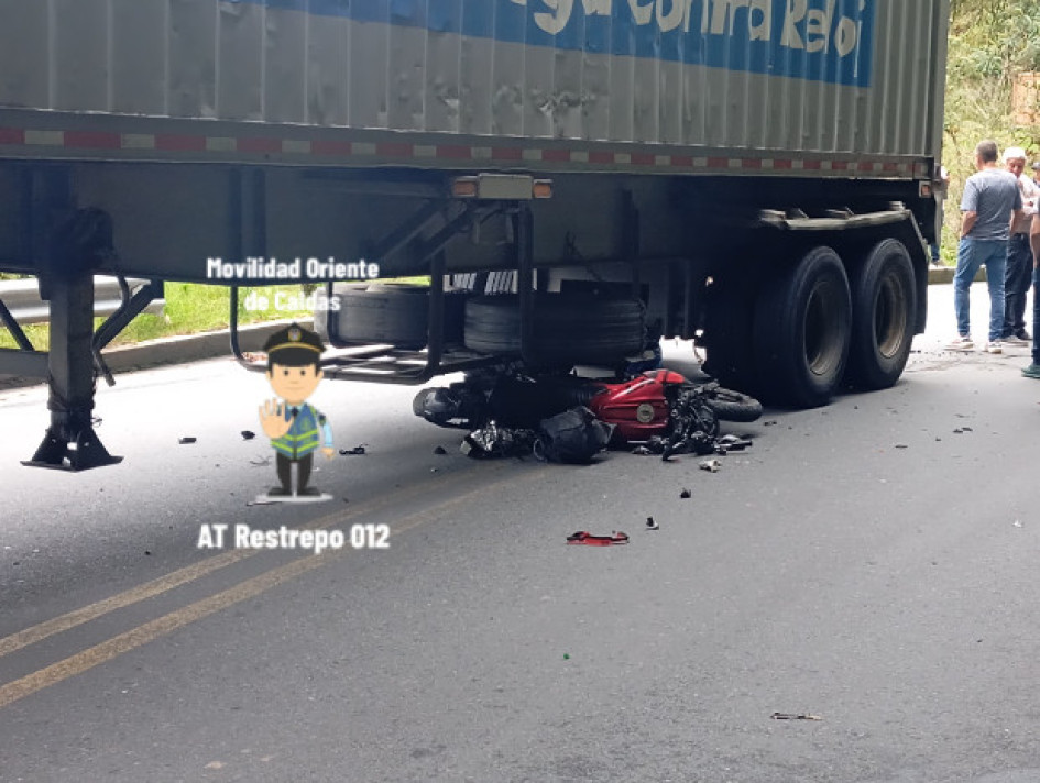 El conductor de la moto resultó lesionado. El conductor de la moto resultó lesionado.