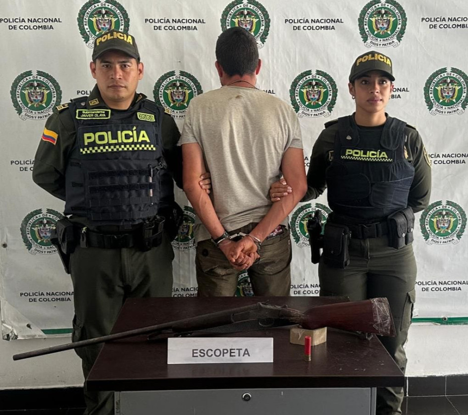 La Policía capturó al sujeto por porte ilegal de armas de fuego en zona rural de Belén de Umbría. La Policía capturó al sujeto por porte ilegal de armas de fuego en zona rural de Belén de Umbría.