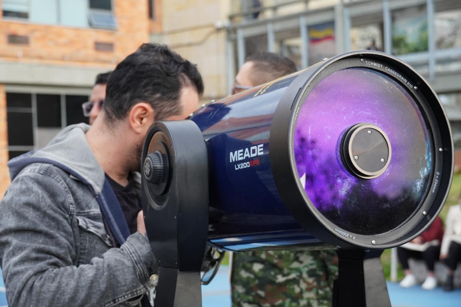 Durante la jornada de astronomía usaron telescopios para observar cuerpos celestes y planetas. Durante la jornada de astronomía usaron telescopios para observar cuerpos celestes y planetas.