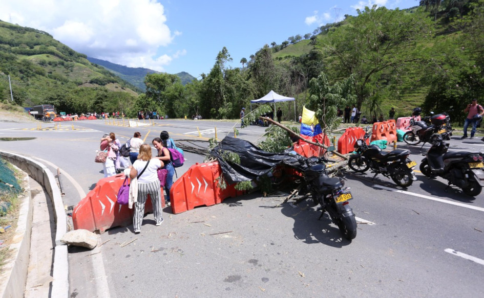 El bloqueo este lunes en la vía Manizales - Medellín, en el sector del ingreso a Marmato (Caldas). El bloqueo este lunes en la vía Manizales - Medellín, en el sector del ingreso a Marmato (Caldas).