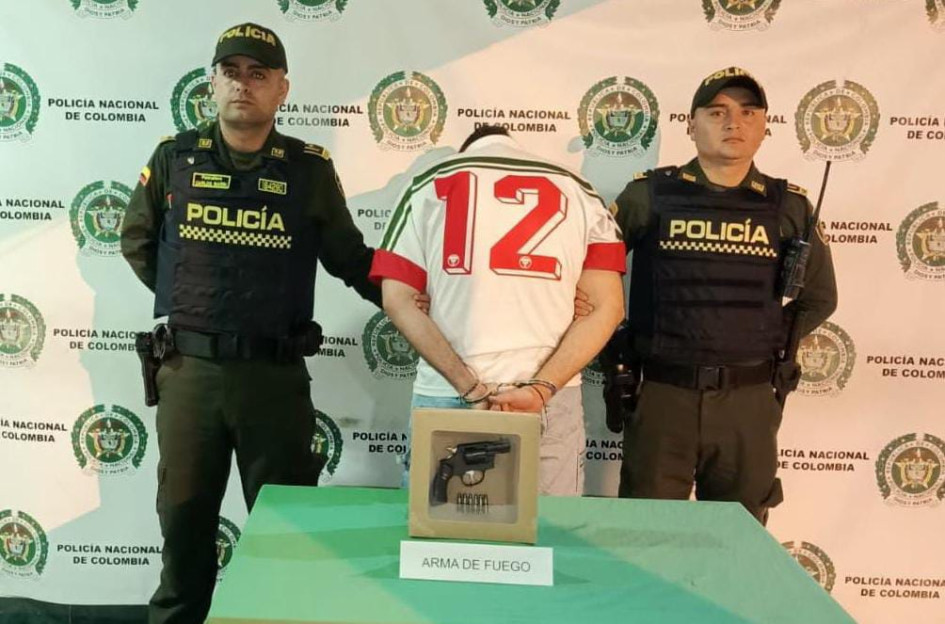 El capturado debe responder por porte ilegal de armas de fuego, pues transitaba con un revólver sin permiso para su tenencia. El capturado debe responder por porte ilegal de armas de fuego, pues transitaba con un revólver sin permiso para su tenencia.