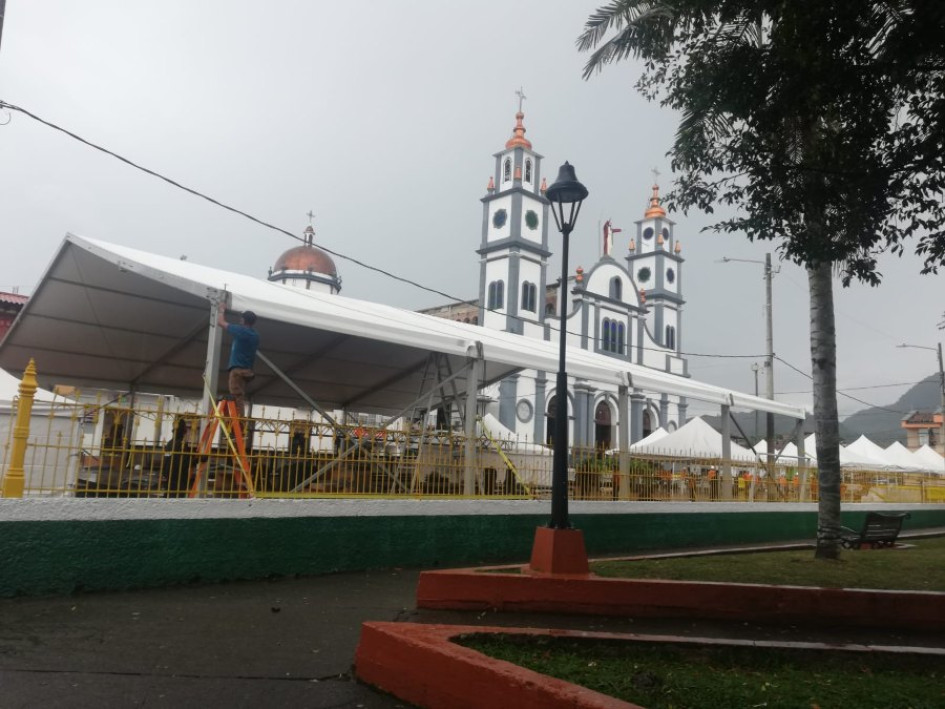 Carpa de Río es moda en Riosucio (Caldas). La carpa principal, con la pasarela de Río es moda, se está adecuando en la Plazoleta de Banderas de Riosucio.
