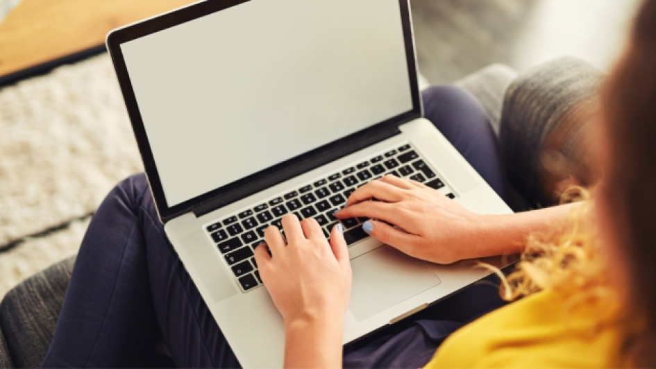 como-hacer-una-tutela Mujer usando un computador portatil