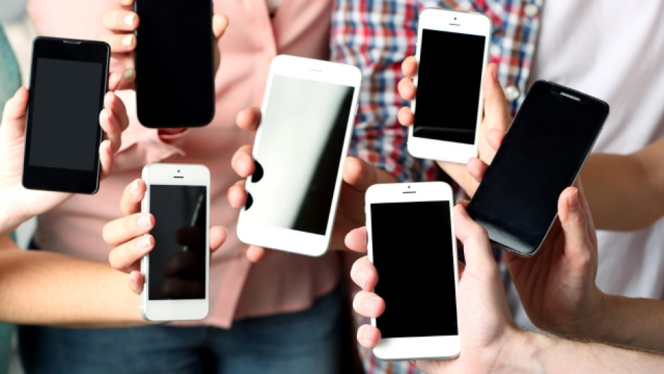 como-homologar-un-celular-colombia Manos sosteniendo celulares