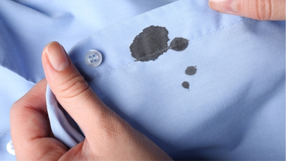 como-quitar-mancha-de-tinta-de-ropa Camisa con manchas de tinta