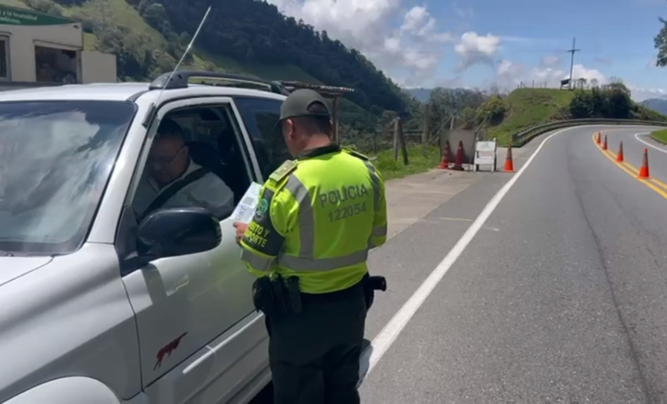 Control de la seccional de Tránsito y Transporte de la Policía de Caldas a los viajeros durante este puente festivo. Revisan carros particulares y servicio público. Control de la seccional de Tránsito y Transporte de la Policía de Caldas a los viajeros durante este puente festivo. Revisan carros particulares y servicio público.