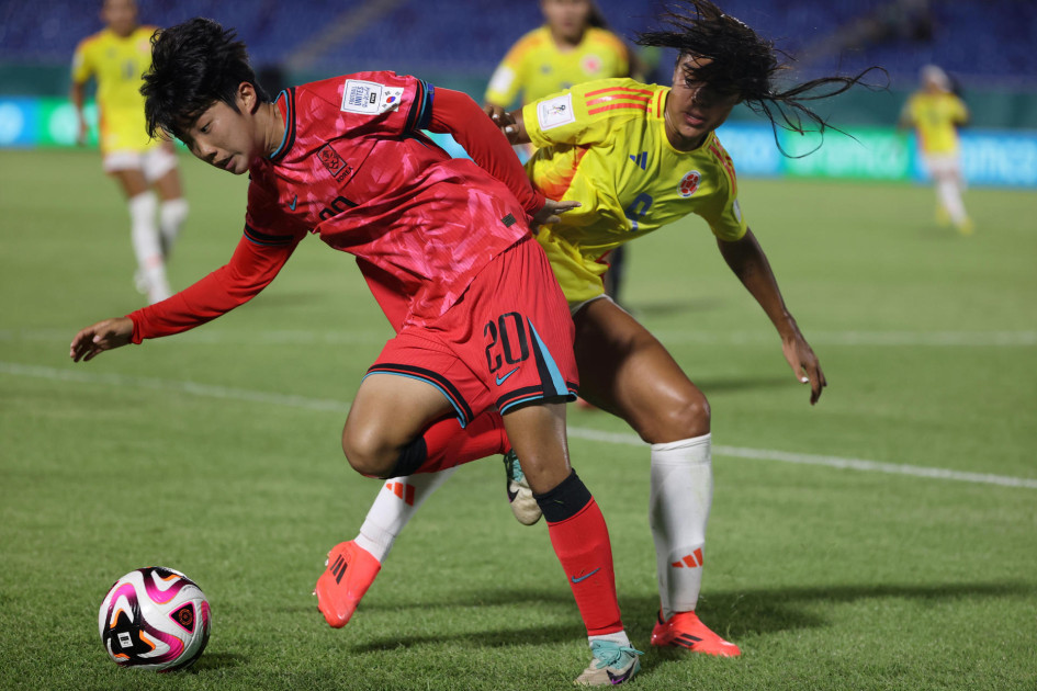 Noh Sieun (i) de Corea del Sur disputa el balón con Maithe Lopez de Colombia este miércoles, en un partido del Mundial femenino sub-17 en el estadio Olímpico Félix Sánchez de Santo Domingo (República Dominicana).