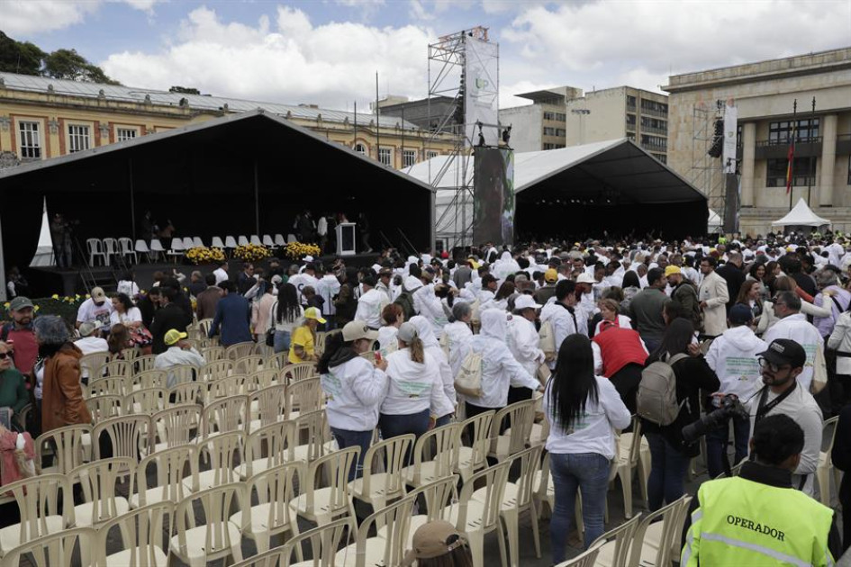 Plaza de Bolívar de Bogotá Familiares de personas desaparecidas miembros del partido Unión Patriótica se retiran por la ausencia del presidente Gustavo Petro a la Plaza de Bolívar en Bogotá (Colombia).