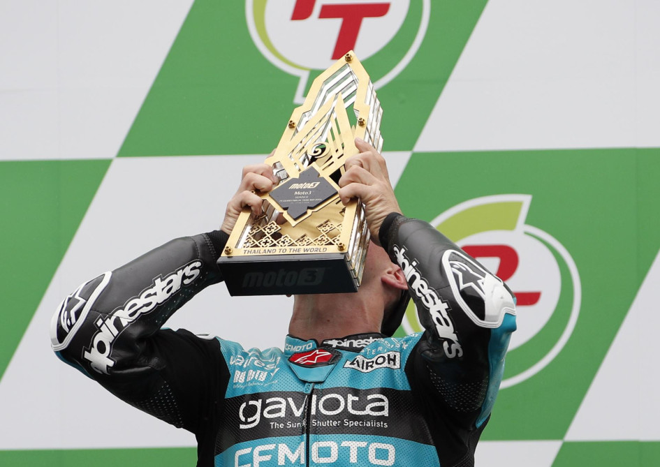 David Alonso celebra su quinta victoria consecutiva y la duocédima de la temporada de Moto3. David Alonso celebra su quinta victoria consecutiva y la duocédima de la temporada de Moto3.