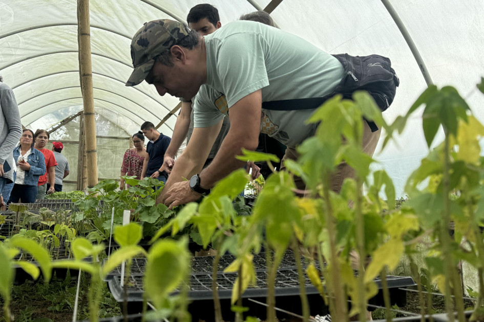 Iván Castrillón hace un recorrido con turistas que visitan 'La Huerta Hotel', en zona rural de Calima (Valle del Cauca). Iván Castrillón hace un recorrido con turistas que visitan 'La Huerta Hotel', en zona rural de Calima (Valle del Cauca).