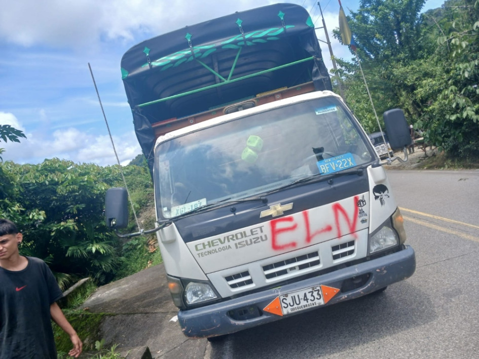 En los retenes ilegales han pintado carros con las letras que identifican al Eln. En los retenes ilegales han pintado carros con las letras que identifican al Eln.