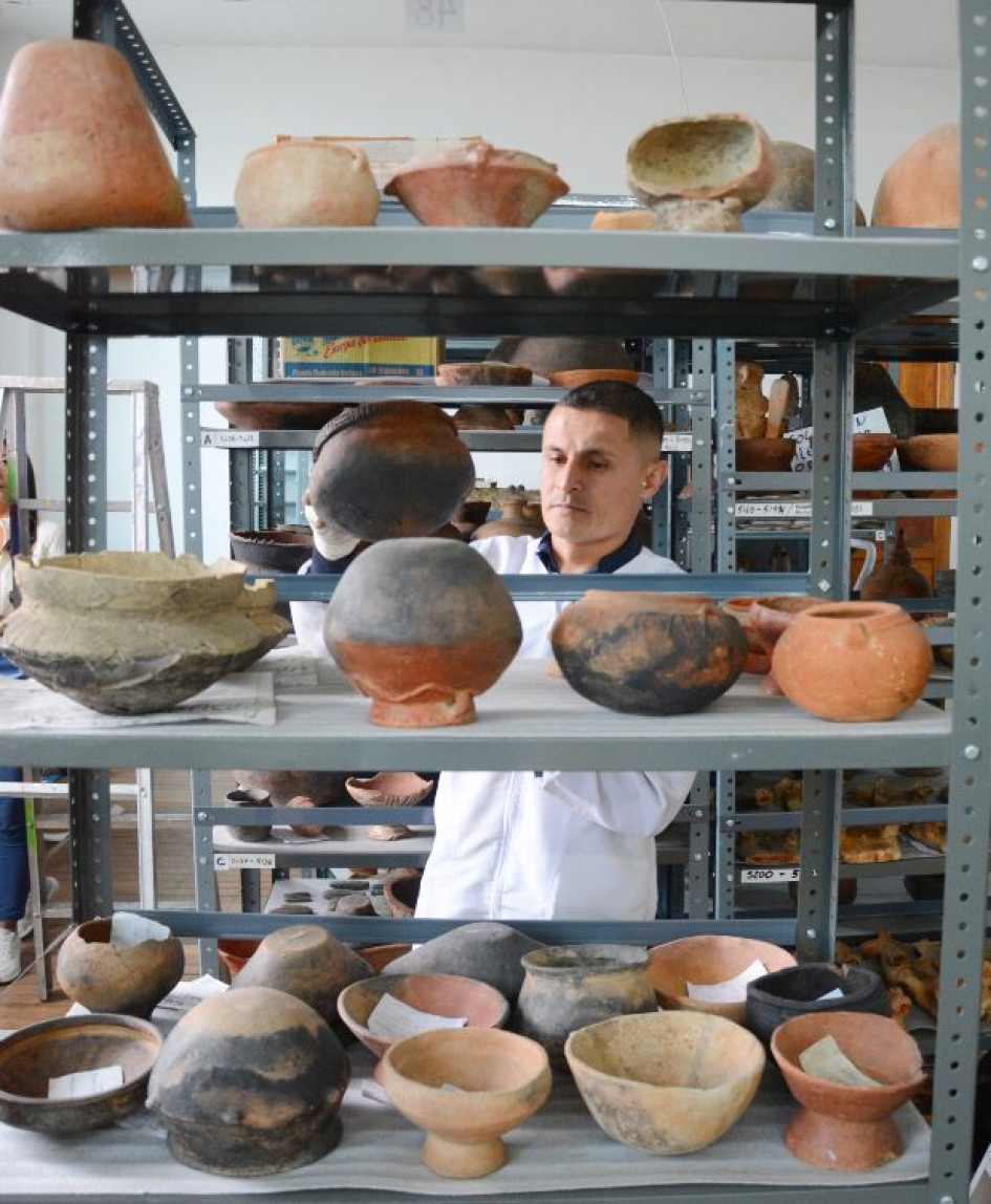 Fleider Soto, funcionario administrativo del Centro de Museos de la Universidad de Caldas, lleva con cuidado cada elemento para evitar fisuras en cada uno Fleider Soto, funcionario administrativo del Centro de Museos de la Universidad de Caldas, lleva con cuidado cada elemento para evitar fisuras en cada uno