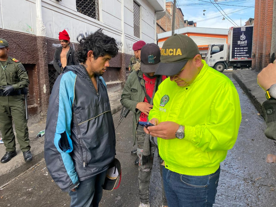 Registro a personas. Fotos de la Policía. Registro a personas. Fotos de la Policía.