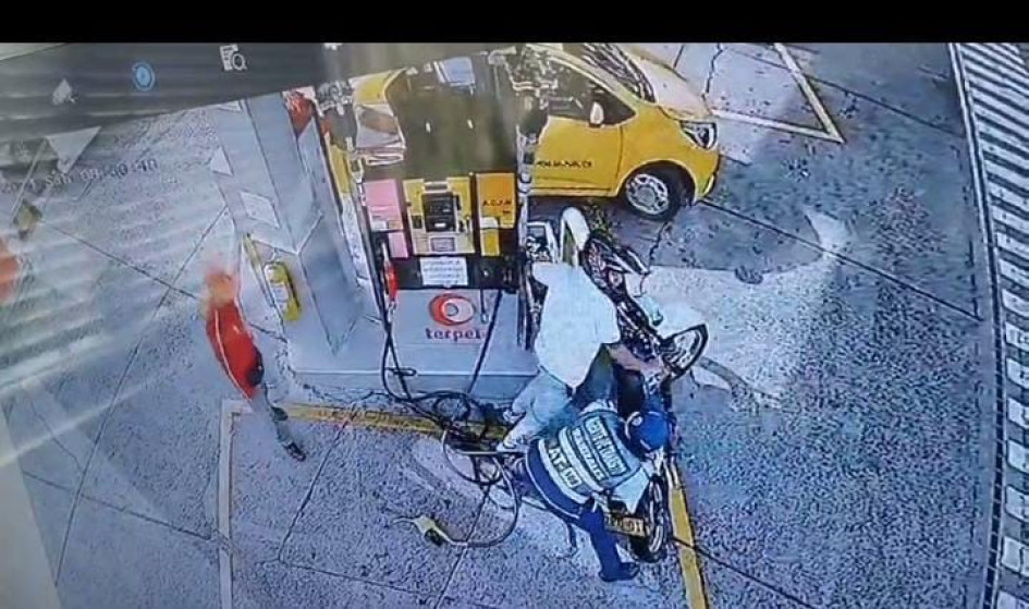 Forcejero entre el agente de tránsito y el motociclista en la estación de servicio de Las Palmas, en Manizales. Forcejero entre el agente de tránsito y el motociclista en la estación de servicio de Las Palmas, en Manizales.