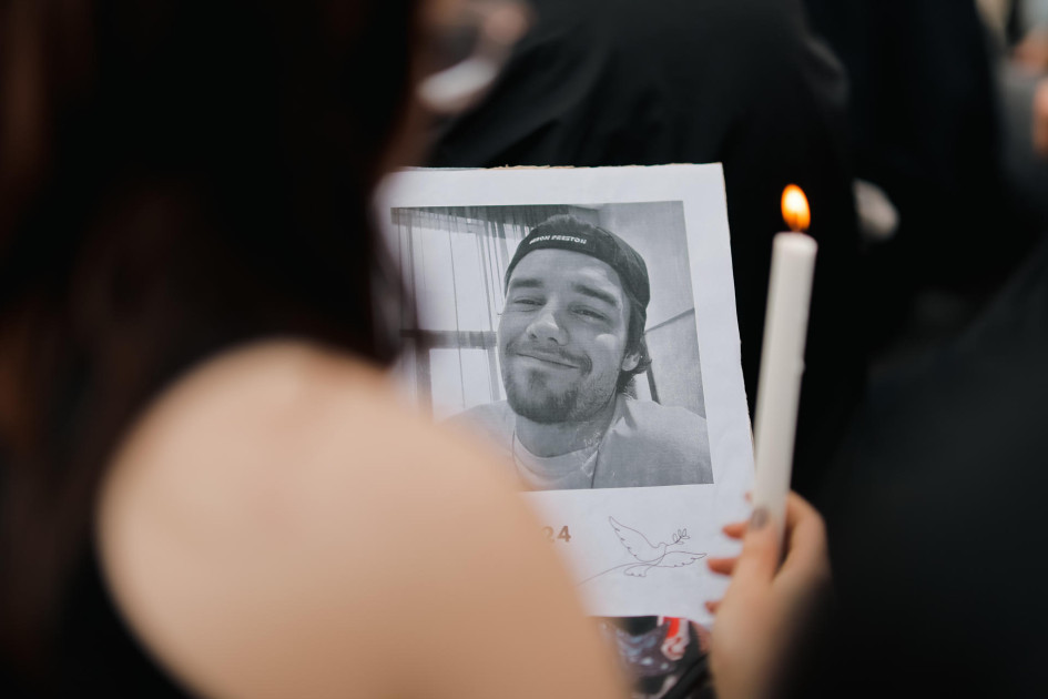 Foto de Liam Payne Una fanática sostiene una foto del cantante Liam Payne, fallecido el miércoles tras caer de un tercer piso en un hotel, durante un homenaje al artista este jueves, en el Obelisco en Buenos Aires (Argentina).