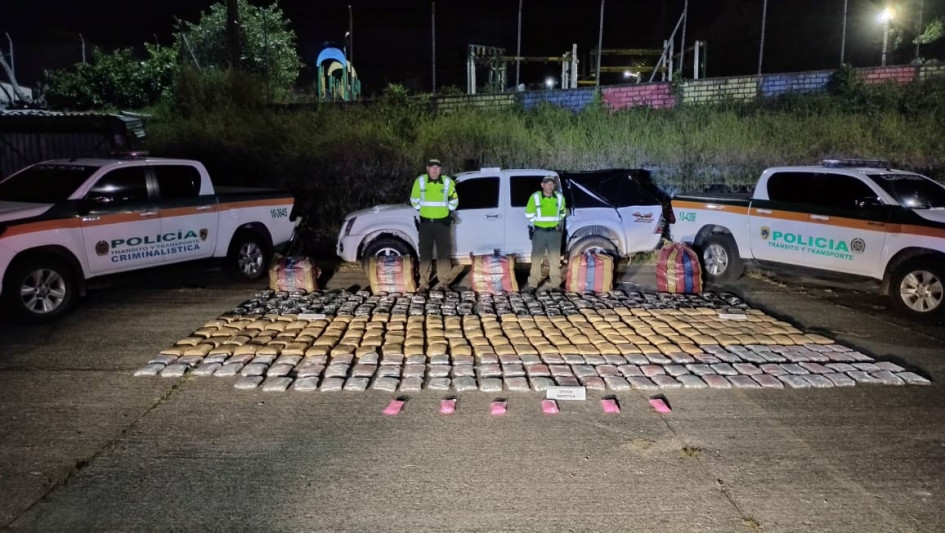 El conductor huyó, sin embargo, abandonó el carro en el que hallaron la marihuana y las pastillas de éxtasis. El conductor huyó, sin embargo, abandonó el carro en el que hallaron la marihuana y las pastillas de éxtasis.