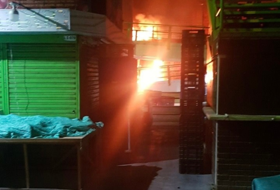Incendio consume al menos 20 locales en plaza de mercado de Pereira. Incendio consume al menos 20 locales en plaza de mercado de Pereira.