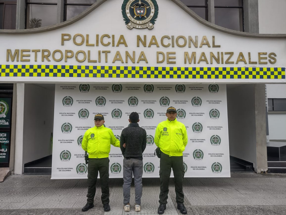 Alias Dayron es señalado de entrar a la vivienda de su familia y hurtar pertenencias de valor. Alias Dayron es señalado de entrar a la vivienda de su familia y hurtar pertenencias de valor.