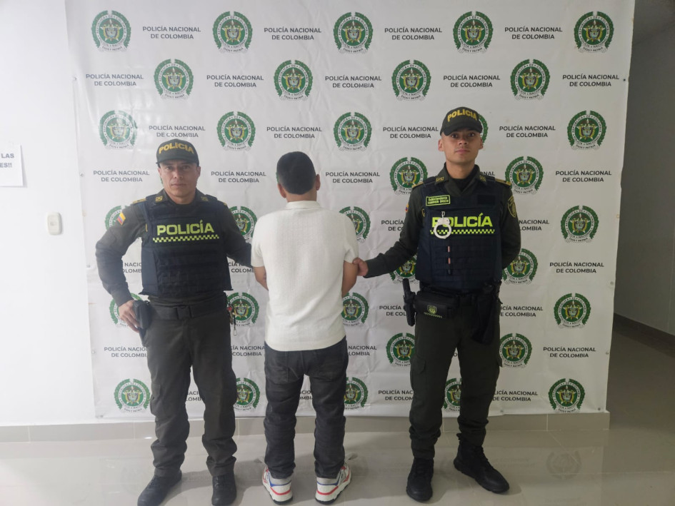 Las cámaras del almacén captaron al sujeto cuando pretendía efectuar compras con las tarjetas falsificadas. Las cámaras del almacén captaron al sujeto cuando pretendía efectuar compras con las tarjetas falsificadas.
