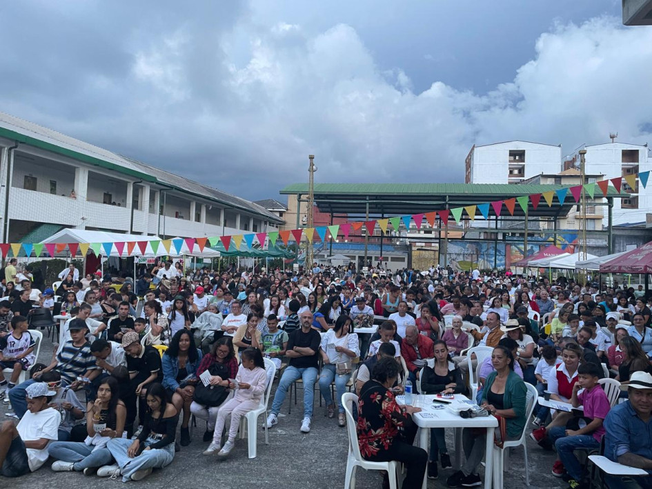 Familias enteras acogieron el llamado de su colegio y acompañaron con gusto todas las actividades del Carnaval ambiental, entre ellas el Gran bingo. Familias enteras acogieron el llamado de su colegio y acompañaron con gusto todas las actividades del Carnaval ambiental, entre ellas el Gran bingo.