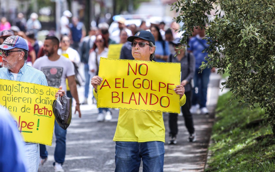 Participantes en Manizales llevaron carteles en contra del golpe blando que ha denunciado el presidente, Gustavo Petro. Participantes en Manizales llevaron carteles en contra del golpe blando que ha denunciado el presidente, Gustavo Petro.