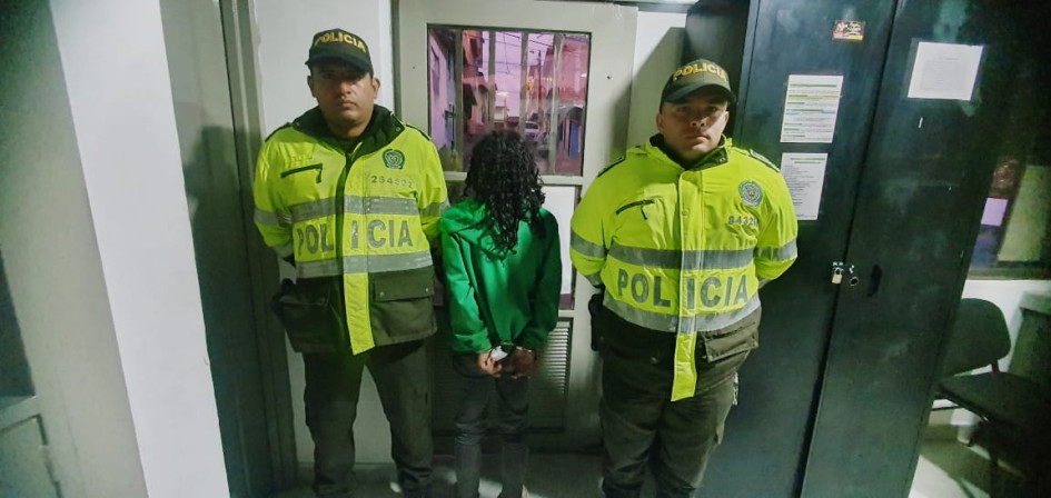 A la mujer la buscaban las autoridades por tráfico de estupefacientes. A la mujer la buscaban las autoridades por tráfico de estupefacientes.