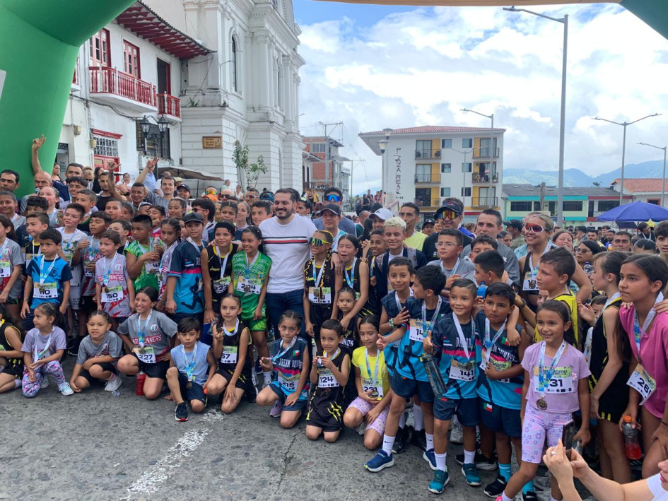 Los niños participaron en el arranque de las Fiestas del Corcho de Neira este domingo. Los niños participaron en el arranque de las Fiestas del Corcho de Neira este domingo.