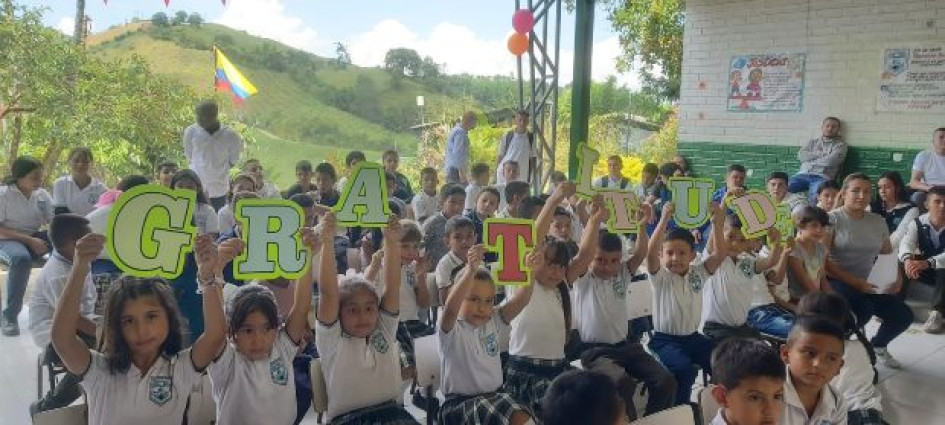 Los estudiantes del colegio Llanogrande, de Neira, les agradecieron a los cafeteros la inversión en obras. El colegio y sus 12 sedes, en zona rural, se transforman con las ejecuciones en infraestructura Los estudiantes del colegio Llanogrande, de Neira, les agradecieron a los cafeteros la inversión en obras. El colegio y sus 12 sedes, en zona rural, se transforman con las ejecuciones en infraestructura
