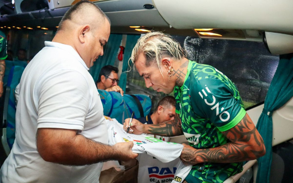 Dayro Moreno firmó camisetas en su visita a El Espinal, su tierra natal. Dayro Moreno firmó camisetas en su visita a El Espinal, su tierra natal.