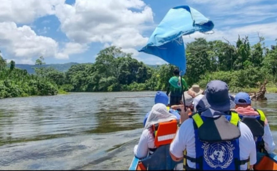 Funcionarios de la ONU en recorrido por un río en Colombia Funcionarios de la ONU en recorrido por un río en Colombia