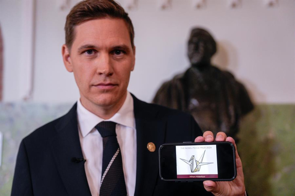 Jorgen Watne Frydnes l presidente del Comité Noruego del Nobel, Jorgen Watne Frydnes, posa con una fotografía de la organización japonesa Nihon Hidankyo.
