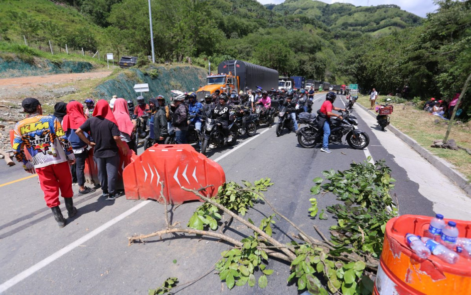 El paro minero tiene bloqueada desde el lunes la vía Manizales - Medellín, en el desvío a Marmato. El paro minero tiene bloqueada desde el lunes la vía Manizales - Medellín, en el desvío a Marmato.
