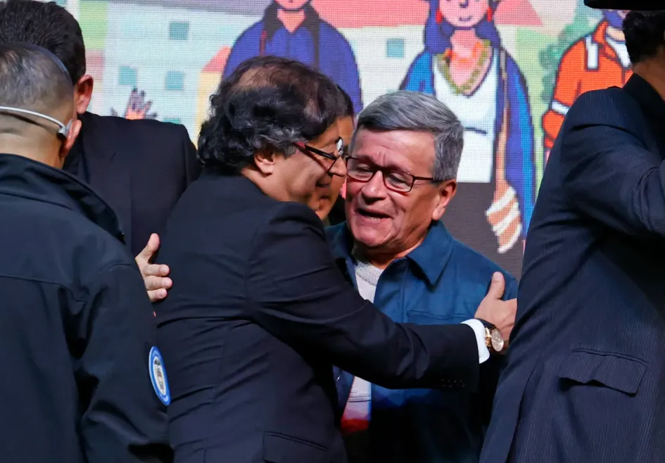 Gustavo Petro y Pablo Beltrán El presidente de Colombia, Gustavo Petro, y "Pablo Beltrán", jefe negociador del Ejército de Liberación Nacional (Eln), en el 2023 durante la instalación del Comité Nacional de la Participación - instancia transitoria de la Mesa de Diálogos de Paz, en Bogotá (Colombia).