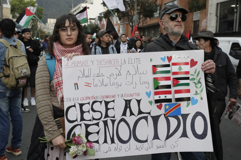 Foto | EFE | LA PATRIA Manifestantes participaron durante una jornada de protesta en contra de la violencia y en apoyo a Palestina en Bogotá. Foto | EFE | LA PATRIA Manifestantes participaron durante una jornada de protesta en contra de la violencia y en apoyo a Palestina en Bogotá.