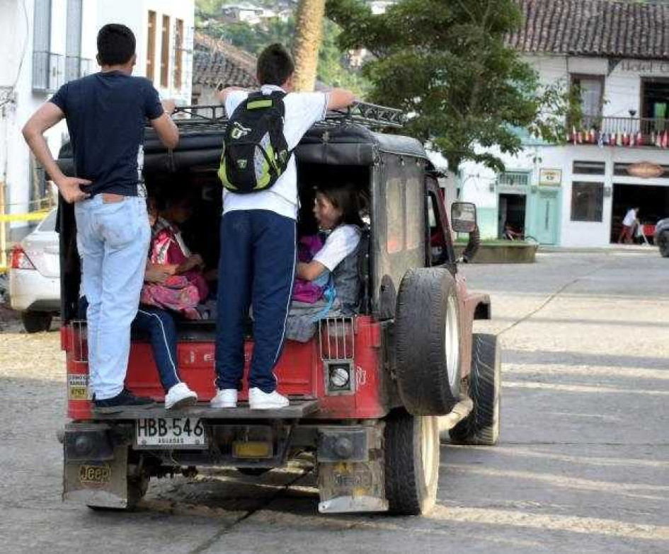 Foto I Archivo I LA PATRIA Un dolor de cabeza para centenares de estudiantes y sus familias de colegios públicos de municipios de Caldas, diferentes de Manizales, han sido las suspensiones del transporte escolar por falta de plata para contratar el servicio. Foto I Archivo I LA PATRIA Un dolor de cabeza para centenares de estudiantes y sus familias de colegios públicos de municipios de Caldas, diferentes de Manizales, han sido las suspensiones del transporte escolar por falta de plata para contratar el servicio.